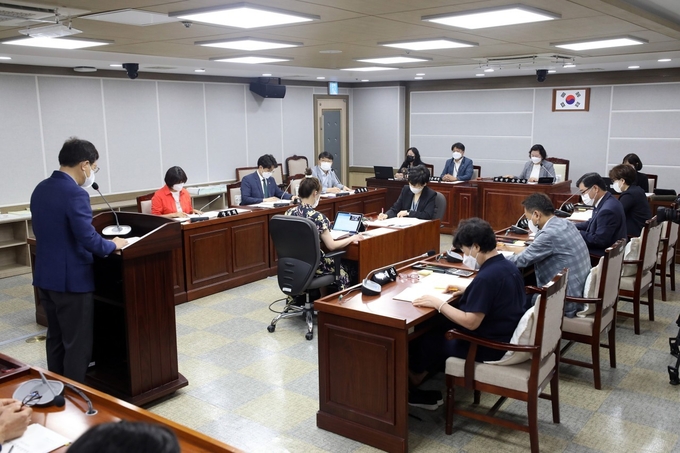 수원특례시의회 기획경제위원회 회의 전경. (사진=수원특례시의회 제공)
