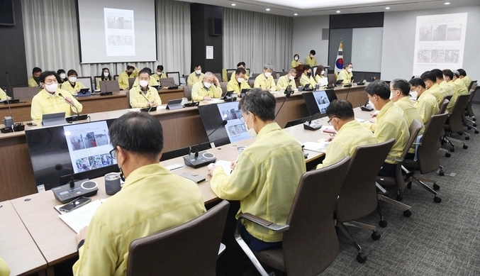 시흥시는 지난 13일 임병택 시흥시장 주재로 이소춘 시흥시부시장, 19개 동의 동장 등 관계 공무원이 참석한 가운데, 여름철 자연재난 대응을 강화하는 회의를 열어 시민이 안전한 시흥시를 조성하는 데 함께 힘을 모았다.(사진=시흥시 제공)