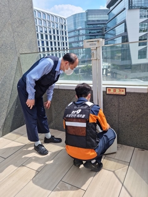 피난시설인 완강기 상태를 점검하고 있다. (사진=성남소방서 제공)