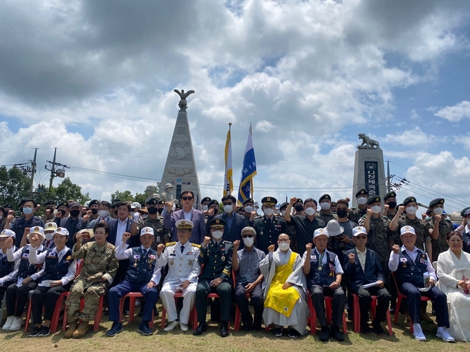 육군1사단의 베티고지전투 기념식 후 참가자들이 기념촬영을 하고있다.(사진=육군1사단 제공)