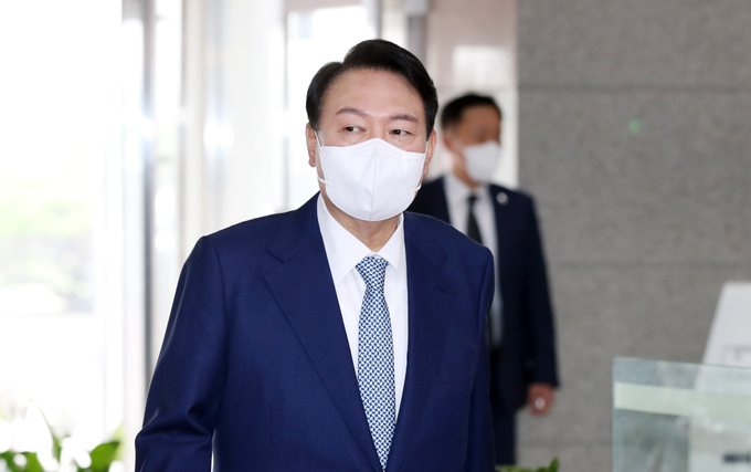 윤석열 대통령이 15일 오전 서울 용산 대통령실 청사로 출근, 기자들과 질의응답을 하고 있다. (사진=대통령실통신사진기자단) 