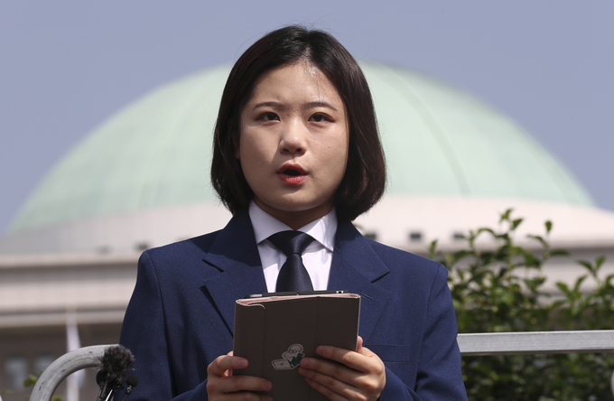 더불어민주당 박지현 전 공동비상대책위원장이 15일 국회 정문 앞에서 기자회견을 열고 차기 당대표 경선 출마 선언을 하고 있다. (사진=국회사진기자단)