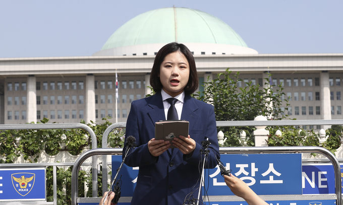 더불어민주당 박지현 전 공동비상대책위원장이 15일 국회 정문 앞에서 기자회견을 열고 차기 당대표 경선 출마 선언을 하고 있다. (사진=국회사진기자단)