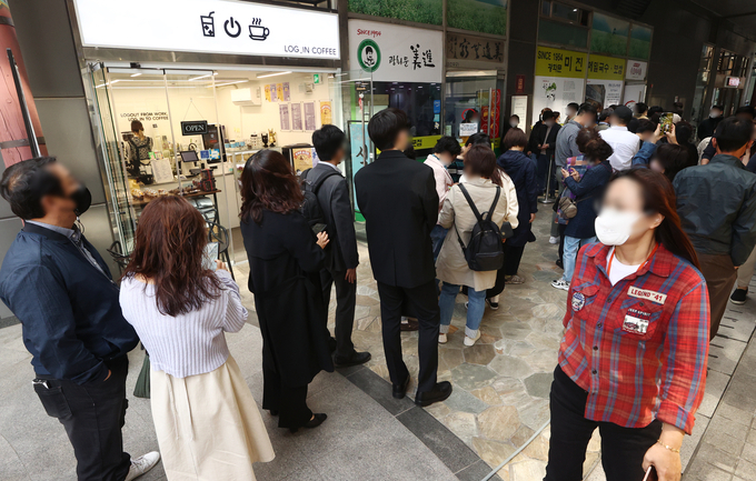 점심시간 직장인들이 식당에 들어가기 위해 기다리고 있다. (사진 = 연합뉴스 제공)