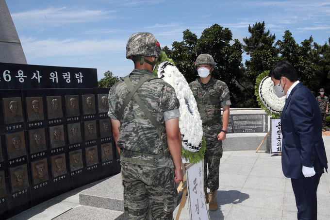 지난 14일 문경복 옹진군수가 백령도에 있는 천안함 46용사 위령탑을 참배하고 있다. ( 사진 = 옹진군 제공 )