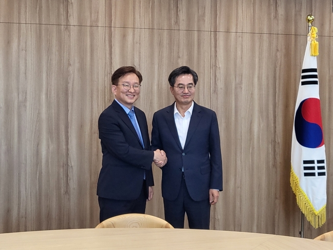 더불어민주당 권칠승(화성병) 의원(전 중소벤처기업부 장관)과 김동연 경기도지사 (사진=김혜진 기자)