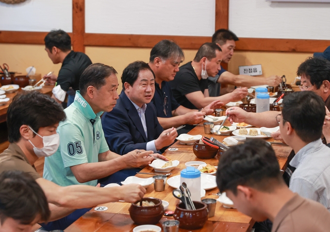주광덕 남양주시장은 15일 관내 환경미화원 61명을 초청해 오찬 간담회를 갖고, 현장 근무에 대한 고충을 청취하며 소통하는 시간을 가졌다.(사진=남양주시 제공)