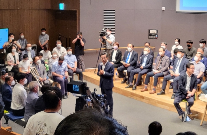 15일 오전 10시 반. 경기도청 대강당에서 김동연 경기도지사와 도민 간의 소통 행사인 ‘맞손 토크-기회수도 경기를 말하다!’가 진행했다. (사진=김혜진 기자)