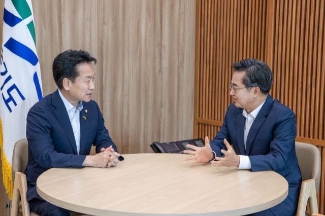 더불어민주당 최고위원 출마선언을 한 고영인(초선·안산단원갑) 의원이 첫 공식 일정으로 김동연 경기도지사를 만났다. (사진=고영인 의원실 제공)