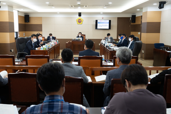 지난 15일 인천시의회 건설교통위원회가 ‘2040 인천시 경관계획안 의견청취’를 진행하고 있다. ( 사진 = 인천시의회 제공 )