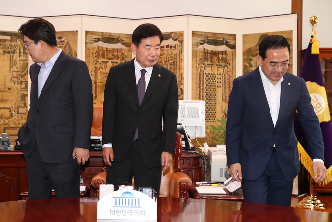 김진표 국회의장이 12일 오전 국회의장실에서 여야 원내대표와 회동 전 기념촬영을 한 뒤 자리에 앉고 있다. 왼쪽부터 국민의힘 권성동 당대표 직무대행 겸 원내대표, 김 의장, 더불어민주당 박홍근 원내대표. (사진=국회사진기자단/연합뉴스)
