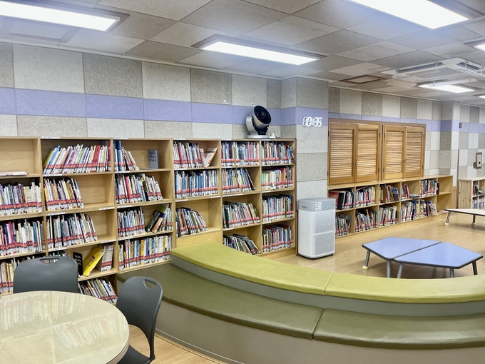 평택장당초등학교 푸른꿈 책누리 도서관 그림책 서가 전경. (사진=평택장당초등학교 제공)