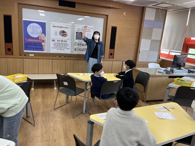 지난 4월 18~29일 ‘장애인의 날’ 행사 때 푸른꿈 책누리 도서관에서 점자체험을 진행했다. (사진=평택장당초등학교 제공)