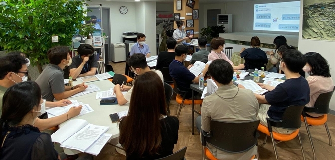 지난 12일 '인천 개항창조도시 활성화 네트워크'가 첫 회의를 진행하고 있다. ( 사진 = 인천시 제공 )