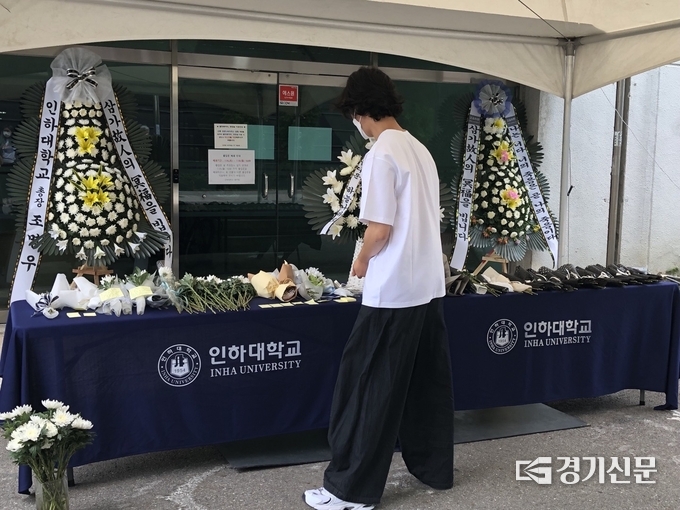 17일 오전 인천 미추홀구 인하대학교 2호관과 60주년 기념관 사이에 마련된 추모공간에서 한 학생이 추모하고 있다. ( 사진 = 박소영 기자 )