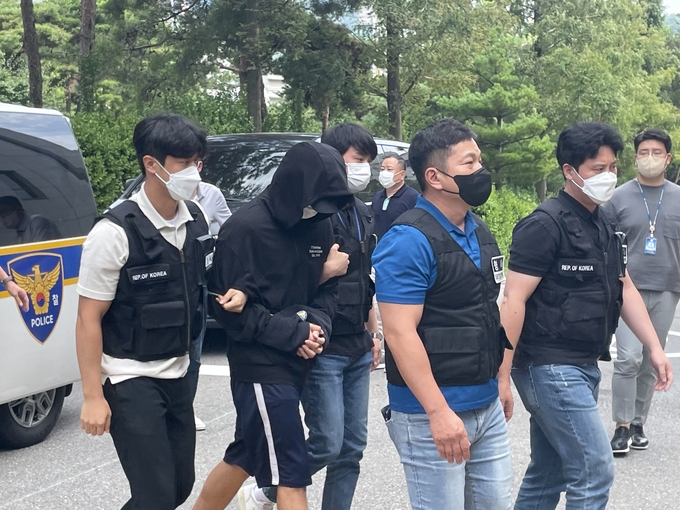 17일 오후 3시 10분 인하대학교 캠퍼스에서 또래 여학생을 성폭행한 뒤 건물에서 추락해 숨지게 한 혐의를 받는 같은 학교 남학생 A(20)씨가 영장실질심사를 받기 위해 인천지법으로 들어서고 있다. ( 사진 =조경욱 기자 )