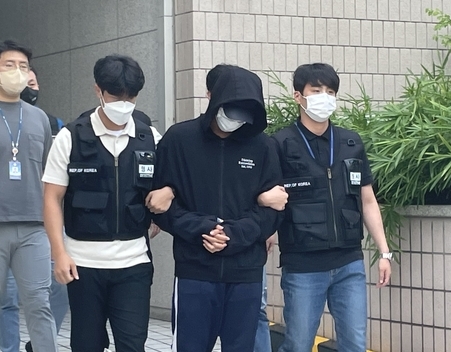 17일 오후 영장실질 심사를 마치고 인천지방법원에서 나오고 있는 인하대 여대생 사건 피의자. ( 사진 = 조경욱 기자 )