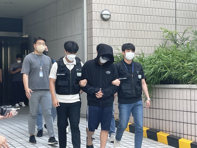 17일 오후 인천지방법원에서 영장실질 심사를 받고 나오고 있는 인하대 성폭행 사건 피의자. ( 사진 = 조경욱 기자 )