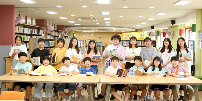  평택덕동초등학교 글샘터 도서관에서 봉사활동을 하고 있는 ‘책누리’ 동아리 학생들.(사진=평택덕동초등학교 제공)