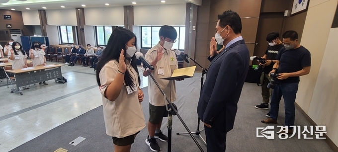 봉사단 대표 2명이 이경묵 회장 앞에서 선서를 하고 있다. (사진=문석완 기자)