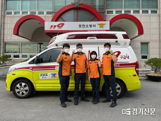 당시출동했던 구급대원들. 왼쪽부터 소방사 김성권, 소방위 오동철, 소방사 황인선, 소방교 송광호. (사진=포천소방서 제공)