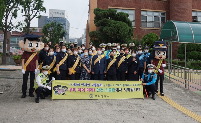 구리경찰서는 18일 구리시 교문초등학교에서 어린이보호구역 내 주·정차 금지 및 등교 학생들의 안전을 위해 교통안전 캠페인을 실시했다.(사진=구리경찰서 제공)