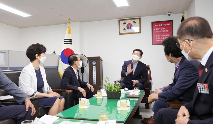 이상일 시장이 보훈단체장들과 보훈 관련 현안에 대해 이야기를 나누고 있다.(사진=용인시 제공)
