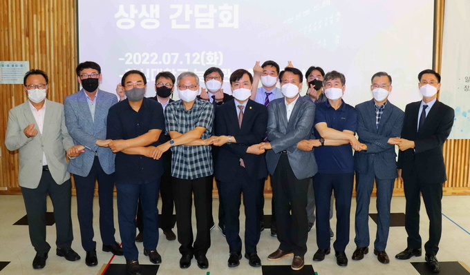 한신대-오산시 8개 고등학교 상생 간담회에 참석한 총장과 교장이 협력을 다짐하고 있다.(사진=한신대학교 제공)