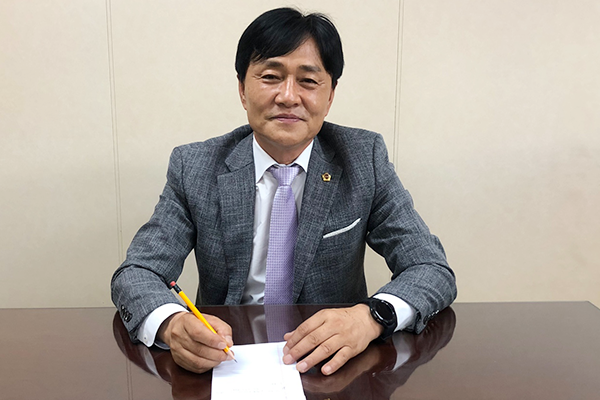 지난 7일 오후 인천시의회에서 경기신문과 인터뷰하고 있는 박용철 시의원. ( 사진 = 박소영 기자 )