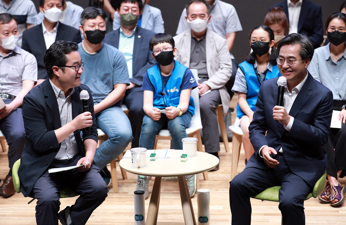 김동연 경기도지사는 지난 15일 경기도청 대강당에서 열린 도민 초청 대담회 ‘맞손 토크’ 행사에서 국민의힘 측과 협치가 난항을 겪는 데 대해 “지금 단계에서 제가 생각하는 협치는 아주 낮은 단계의 협치”라며 단계별 협치 구상에 대한 의견을 밝혔다. (사진=경기도 제공)