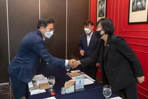 김동연 경기도지사는 지난 13일 수원시 팔달구 한 음식점에서 국민의힘 곽미숙 대표의원(오른쪽), 더불어민주당 남종섭 대표의원(가운데)을 만나 오찬 간담회를 하기에 앞서 악수를 하고 있다. (사진=경기도 제공)