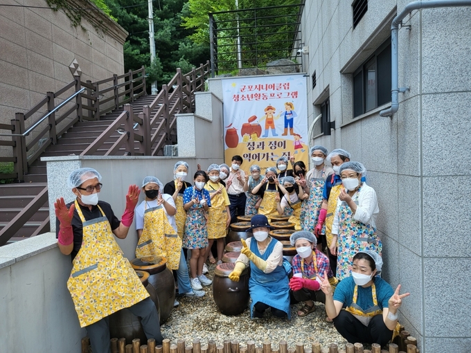 군포시니어클럽 어르신과 체험에 참여한 학생들이 기념 촬영을 하고 있다.(사진=군포시 제공)