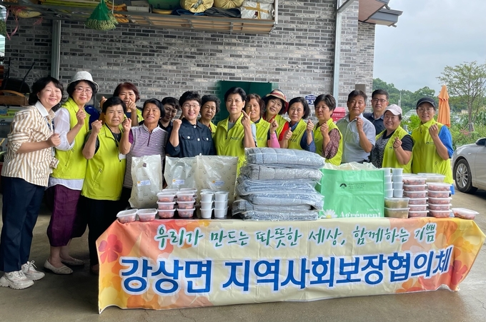 양평군 강상면지역사회보장협의체(민간위원장 김영주)는 지난 14일 저소득 가정 30가구에 삼계탕과 여름이불 등 건강한 여름나기 물품을 전달했다. (사진=양평군 강상면 행정복지센터 제공)
