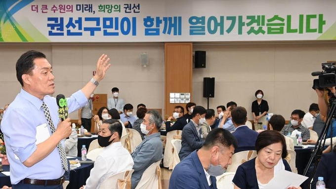이재준 수원특례시장이 지난 7일 권선구 ‘시민이 꿈꾸는 수원이야기’에서 주민들과 함께 지역 현안에 대해 논의하고 있다. (사진=수원시 제공)