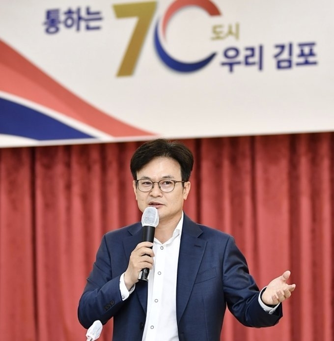 김병수 김포시장이 7월 12일 시청 대회의실에서 열린 기자간담회에서 "'사통팔달 교통(通)'과 '공감백배 소통(通)'이 조화를 이루는 김포, 시민의 일상을 가까이서 살필수 있는 김포를 만들겠다"고 밝히고 있다. (사진 = 김포시 제공)
