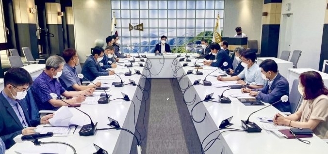 김병수 김포시장이 7월 4일 김포시청 소통실에서 민선 8기 첫 간부회의를 주재하고 있다. (사진=김포시 제공)<br>
