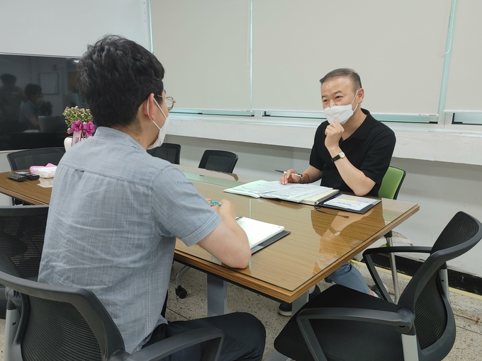 안양시 만안구청 구희본 총무팀장이 직원과 업무협의를 하는 모습.(사진=안양시 제공)