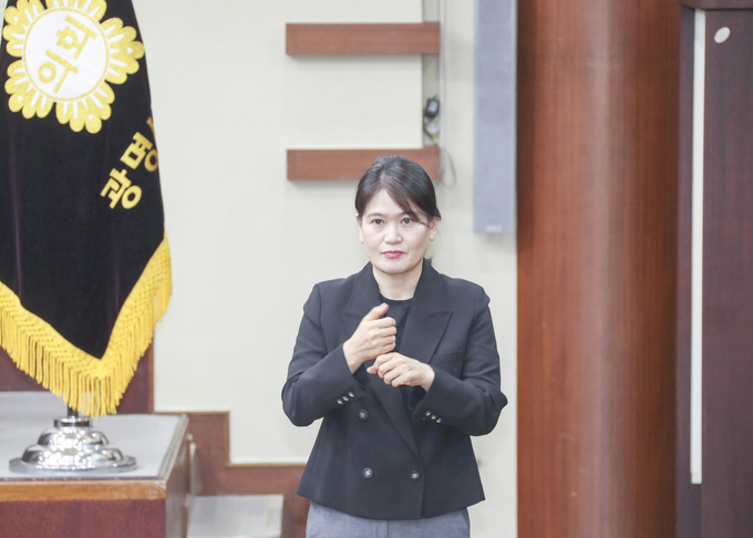광명시의회는 제270회 임시회부터 수화통역을 제공한다.(사진=광명시의회 제공)