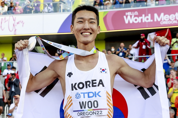 19일 미국 오리걵 유진 헤이워드필드에서 열린 2022 세계육상선수권대회 남자 높이뛰기에서 준우승을 차지한 우상혁이 환하게 웃으며 기념사진을 찍고 있다. (사진=연합뉴스)