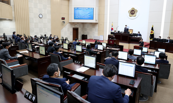 19일 오전 인천시의원들이 제280회 임시회를 진행하고 있다. ( 사진 = 인천시의회 제공 )