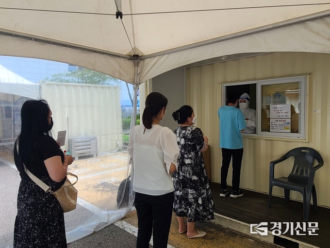  19일 수원 장안구 보건소에서 시민들이 코로나19 PCR 검사를 받기 위해 차례를 기다리고 있다. (사진=임석규 기자)