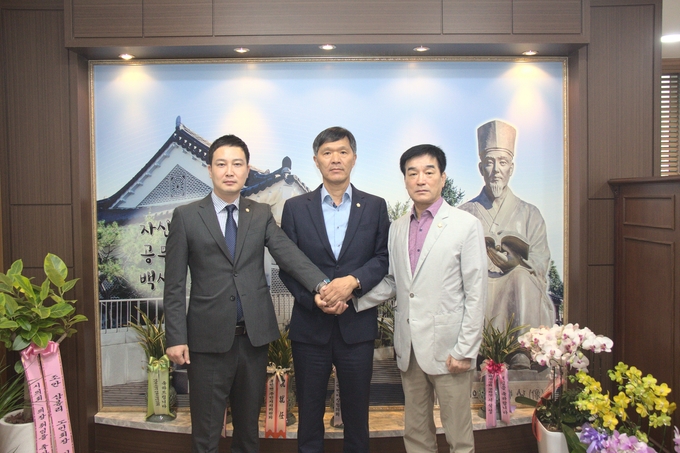 남양주시의회 김현택 의장이 최근의 시의회 파행에 대해 양 정당 대표와 함께 사과했다.(사진=남양주시의회 제공)