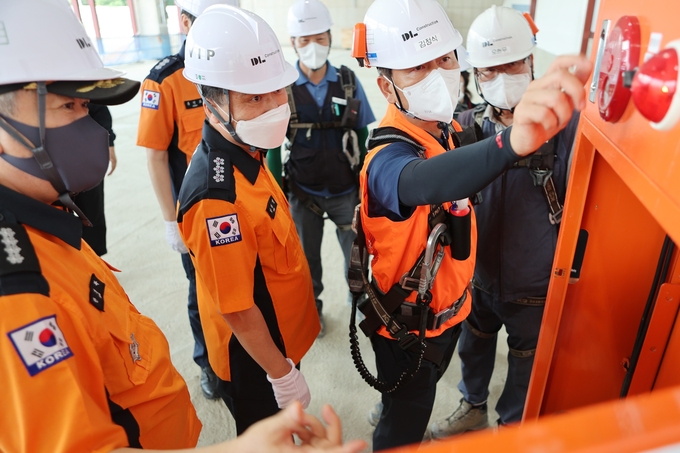 18일 남화영 경기도 소방재난본부장이 오산 소재 대형 물류창고 공사현장을 찾아 안전점검을 실시하고 했다. (사진=경기도 소방재난본부 제공)