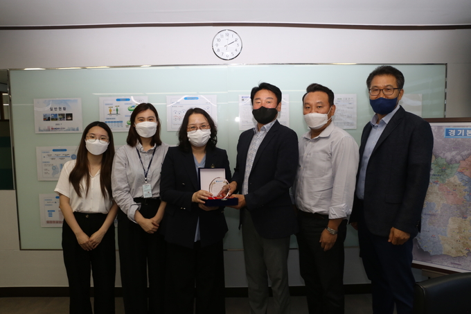 한전 경기본부, 학대피해아동 후원활동관련 감사패 수상. (사진=한국전력 경기본부 제공)