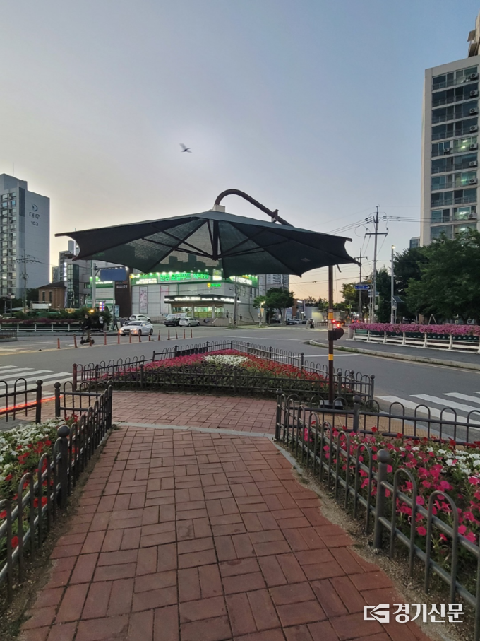 여름철 폭염 대비한 보행자들을 위한 고정형그늘막(사진=안성시 제공)