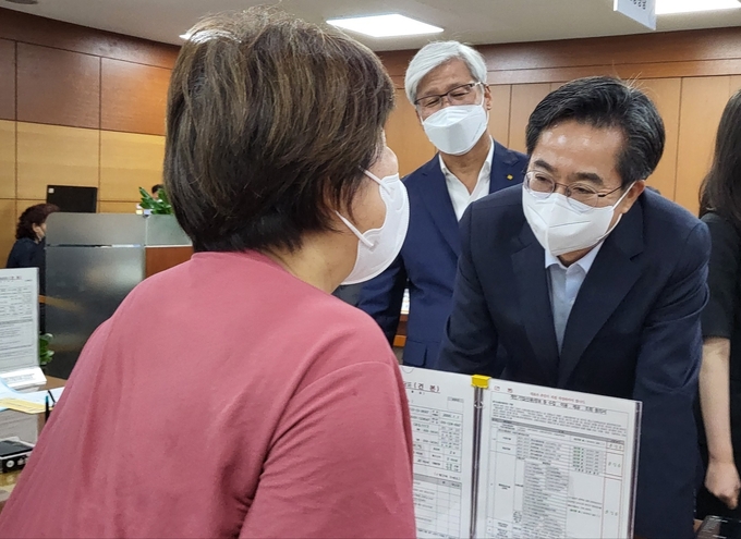 19일 오전 10시 수원시 영통구 경기도신용보증재단 수원지점. 김동연 경기도지사는 민생현장 방문 첫 일정으로 신용보증재단 대출 현장을 찾았다. (사진=김혜진 기자)
