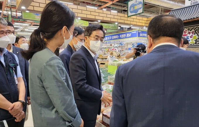 김동연 경기도지사는 도민들이 실제로 체감하는 물가 현장을 파악하기 위해 신영호 농협하나로유통 대표와 김지예 도 공정국장 등과 함께 수원시 권선구 하나로 마트를 둘러봤다. (사진=김혜진 기자)