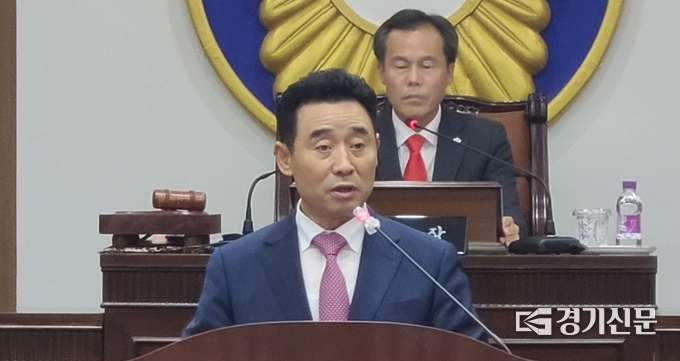 백영현 포천시장이 새로 선출된 시의원들에게 포천시 공무원들을 소개하고 있다. (사진=문석완 기자)