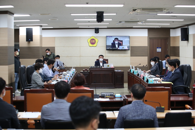 19일 오후 인천시의회 의원들이 이행숙 문화복지정무부시장 내정자의 인사간담회를 진행하고 있다. ( 사진 = 인천시의회 제공)
