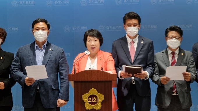 도의회 국민의힘은 경기도의회 브리핑룸에서 긴급 기자회견을 열고 “김동연식 협치의 추악한 이면이 이렇게 빨리 드러난 것에 경악한다”며 맹비난했다. (사진=허수빈 기자)